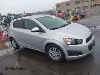 2015 Chevrolet Sonic LT z VIN 1G1JC6SBXF4126843, wystawiony jako IAAI lot #42652736 z przebiegiem Nie podano mil oraz . Historia ofert i sprzedaży dostępna na DreamBid. Obrazek 1.