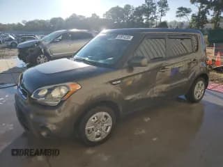 ✅ 2013 Kia Soul • VIN: KNDJT2A58D7539254 • Лот: 87014235. Опубликован ранее на Copart с пробегом 224 827 миль. Бесплатный доступ к архиву аукционных продаж из США и подробный отчёт об истории автомобиля на DreamBid. Изображение 1.