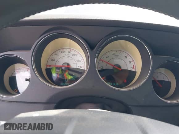 2014 Dodge Challenger SXT 100th Anniversary z VIN 2C3CDYAGXEH298415, wystawiony jako IAAI lot #42133602 z przebiegiem 126 523 mil mil oraz . Historia ofert i sprzedaży dostępna na DreamBid. Obrazek 7.