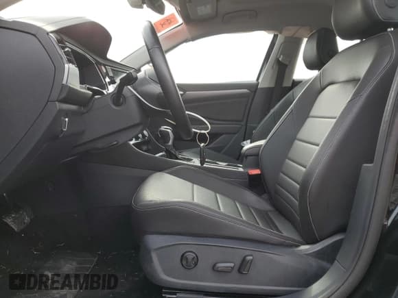 ✅ 2024 Volkswagen Jetta SE • VIN: 3VW7M7BU4RM002952 • Lot: 92678095. Wystawiony na Copart z przebiegiem 49 516 mil. Bezpłatny archiwum sprzedaży aukcyjnych z USA i szczegółowy raport historii pojazdu na DreamBid. Zdjęcie 7.