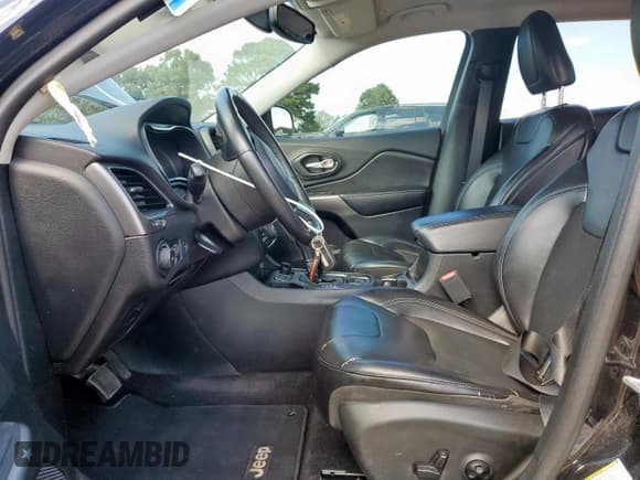 ✅ 2019 Jeep Cherokee Latitude Plus • VIN: 1C4PJLLX5KD128607 • Lot: 84006315. Wystawiony na Copart z przebiegiem 145 512 mil. Bezpłatny archiwum sprzedaży aukcyjnych z USA i szczegółowy raport historii pojazdu na DreamBid. Zdjęcie 7.