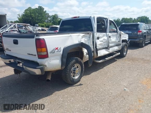 ✅ 2002 Chevrolet Silverado 2500HD LS • VIN: 1GCHK23U12F181911 • Lot: 42744638. Wystawiony na IAAI z przebiegiem 251 144 mil. Bezpłatny archiwum sprzedaży aukcyjnych z USA i szczegółowy raport historii pojazdu na DreamBid. Zdjęcie 4.