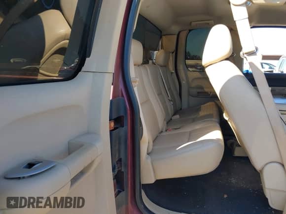 2008 Chevrolet Silverado 1500 1LT z VIN 2GCEK190481320852, wystawiony jako IAAI lot #43398883 z przebiegiem 337 087 mil mil oraz . Historia ofert i sprzedaży dostępna na DreamBid. Obrazek 8.