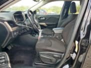 ✅ 2017 Jeep Cherokee Latitude • VIN: 1C4PJMCS9HW636473 • Lot: 70962925. Wystawiony na Copart z przebiegiem 119 955 mil. Bezpłatny archiwum sprzedaży aukcyjnych z USA i szczegółowy raport historii pojazdu na DreamBid. Zdjęcie 7.