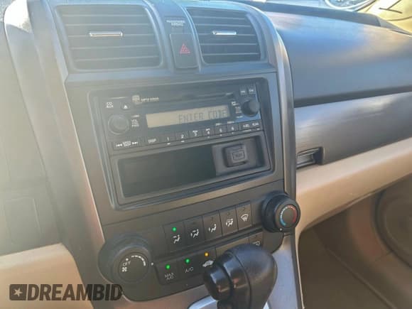 ✅ 2007 Honda CR-V LX • VIN: JHLRE383X7C051106 • Лот: 95781155. Опубликован ранее на Copart с пробегом 148 358 миль. Бесплатный доступ к архиву аукционных продаж из США и подробный отчёт об истории автомобиля на DreamBid. Изображение 12.