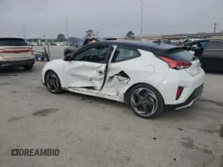 2019 Hyundai Veloster Turbo R-Spec с VIN KMHTH6AB0KU013220, выставлен на аукционе Copart как лот 77102034 с пробегом 82 799 миль миль и Списание • Salvage title. История ставок и продаж доступна на DreamBid. Изображение 2.