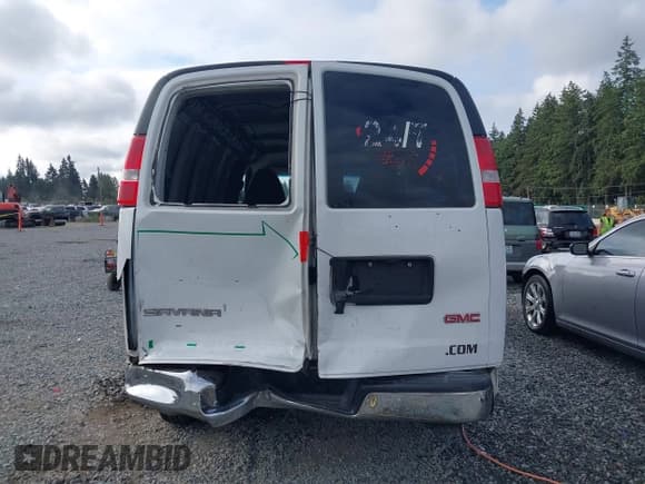 ✅ 2015 GMC Savana Cargo • VIN: 1GTW7FCF8F1278219 • Lot: 43204247. Wystawiony na IAAI z przebiegiem 138 799 mil. Bezpłatny archiwum sprzedaży aukcyjnych z USA i szczegółowy raport historii pojazdu na DreamBid. Zdjęcie 16.