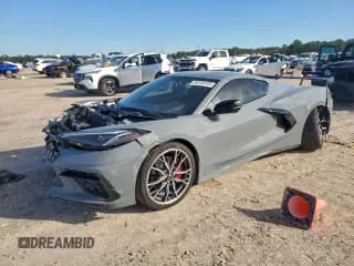 ✅ 2025 Chevrolet Corvette 1LT • VIN: 1G1YA2D41S5111163 • Lot: 94124195. Wystawiony na Copart z przebiegiem 8 976 mil. Bezpłatny archiwum sprzedaży aukcyjnych z USA i szczegółowy raport historii pojazdu na DreamBid. Zdjęcie 1.