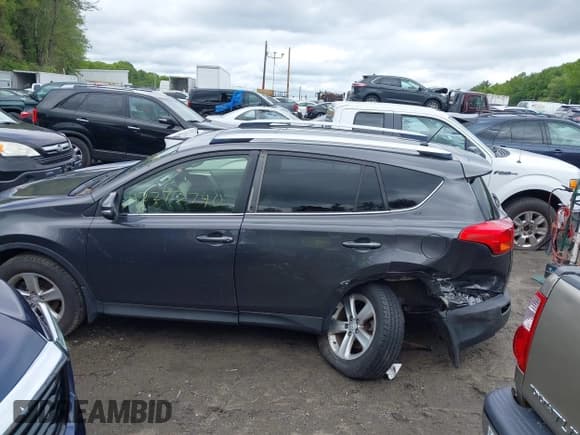 ✅ 2013 Toyota RAV4 XLE • VIN: JTMRFREV2D5002727 • Lot: 42273740. Listed on IAAI with 180,162 mi. Free auction sales archive from the USA and detailed vehicle history report at DreamBid. Image 14.