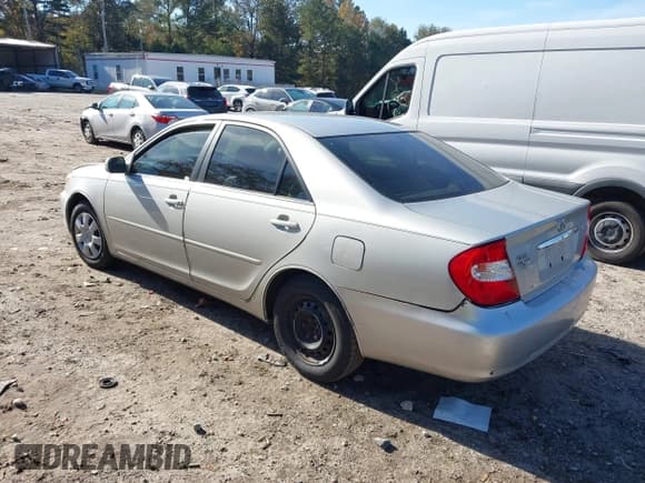 ✅ 2003 Toyota Camry LE • VIN: 4T1BE32KX3U127390 • Lot: 43616124. Wystawiony na IAAI z przebiegiem 223 001 mil. Bezpłatny archiwum sprzedaży aukcyjnych z USA i szczegółowy raport historii pojazdu na DreamBid. Zdjęcie 3.