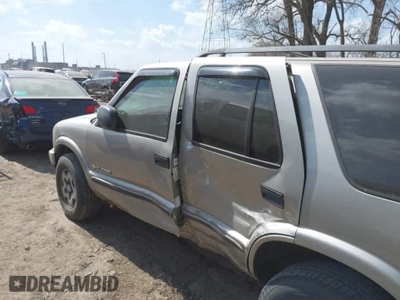 ✅ 2004 Chevrolet Blazer LS • VIN: 1GNDT13X04K164924 • Lot: 41803471. Wystawiony na IAAI z przebiegiem 166 708 mil. Bezpłatny archiwum sprzedaży aukcyjnych z USA i szczegółowy raport historii pojazdu na DreamBid. Zdjęcie 6.