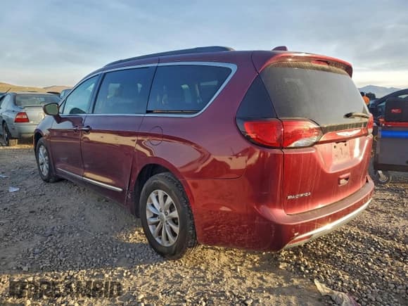 ✅ 2017 Chrysler Pacifica Touring L • VIN: 2C4RC1BG0HR627314 • Лот: 94179025. Опубликован ранее на Copart с пробегом 122 689 миль. Бесплатный доступ к архиву аукционных продаж из США и подробный отчёт об истории автомобиля на DreamBid. Изображение 2.
