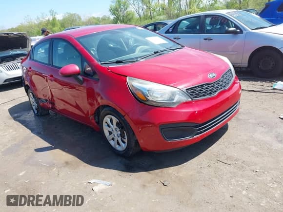 ✅ 2013 Kia Rio LX • VIN: KNADM4A30D6281402 • Lot: 42200801. Wystawiony na IAAI z przebiegiem 132 180 mil. Bezpłatny archiwum sprzedaży aukcyjnych z USA i szczegółowy raport historii pojazdu na DreamBid. Zdjęcie 1.