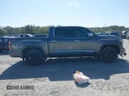 ✅ 2022 Toyota Tundra 1794 Edition • VIN: 5TFMA5DB9NX015571 • Lot: 41730283. Wystawiony na IAAI z przebiegiem 76 429 mil. Bezpłatny archiwum sprzedaży aukcyjnych z USA i szczegółowy raport historii pojazdu na DreamBid. Zdjęcie 13.