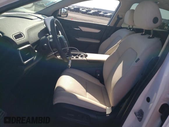 ✅ 2024 VinFast VF 8 Plus • VIN: RLLV1AFA6RH009038 • Lot: 79879874. Wystawiony na Copart z przebiegiem 1 467 mil. Bezpłatny archiwum sprzedaży aukcyjnych z USA i szczegółowy raport historii pojazdu na DreamBid. Zdjęcie 7.