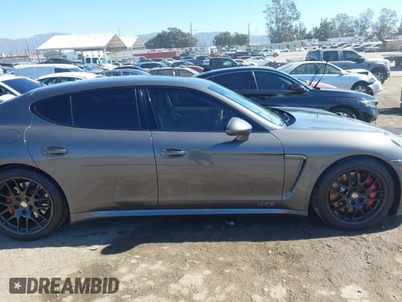 ✅ 2016 Porsche Panamera GTS • VIN: WP0AF2A73GL081577 • Lot: 43571511. Wystawiony na IAAI z przebiegiem 39 723 mil. Bezpłatny archiwum sprzedaży aukcyjnych z USA i szczegółowy raport historii pojazdu na DreamBid. Zdjęcie 13.