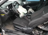 ✅ 2017 Hyundai Veloster • VIN: KMHTC6AD0HU316295 • Lot: 86703034. Wystawiony na Copart z przebiegiem 148 291 mil. Bezpłatny archiwum sprzedaży aukcyjnych z USA i szczegółowy raport historii pojazdu na DreamBid. Zdjęcie 7.