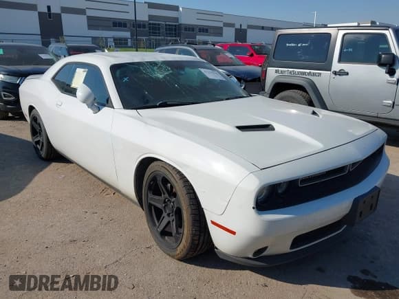 ✅ 2015 Dodge Challenger SXT Plus • VIN: 2C3CDZBGXFH715876 • Lot: 43335515. Wystawiony na IAAI z przebiegiem 134 881 mil. Bezpłatny archiwum sprzedaży aukcyjnych z USA i szczegółowy raport historii pojazdu na DreamBid. Zdjęcie 1.
