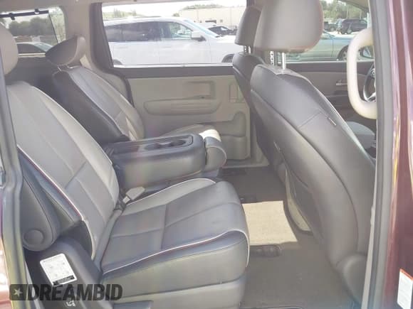 ✅ 2017 Kia Sedona LX • VIN: KNDMB5C13H6292622 • Lot: 43532691. Listed on IAAI with 99,689 mi. Free auction sales archive from the USA and detailed vehicle history report at DreamBid. Image 8.