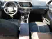 2020 Hyundai Sonata SE z VIN 5NPEG4JAXLH043395, wystawiony jako Copart lot #38888963 z przebiegiem 45 178 mil mil oraz . Historia ofert i sprzedaży dostępna na DreamBid. Obrazek 8.