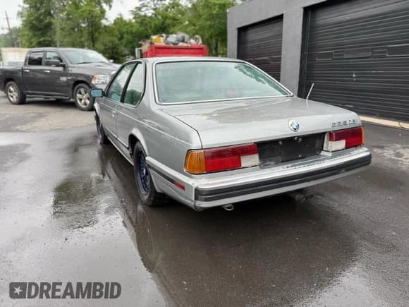 ✅ 1988 BMW 6 Series • VIN: WBAEC8415J3266545 • Lot: 71586155. Wystawiony na Copart z przebiegiem 73 087 mil. Bezpłatny archiwum sprzedaży aukcyjnych z USA i szczegółowy raport historii pojazdu na DreamBid. Zdjęcie 3.