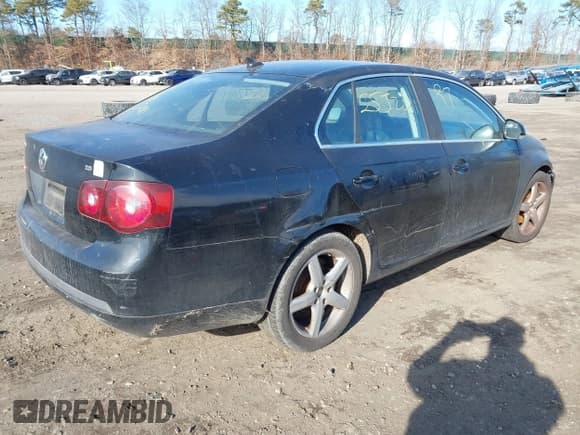 ✅ 2008 Volkswagen Jetta SE • VIN: 3VWRZ71K48M014558 • Lot: 41685615. Wystawiony na IAAI z przebiegiem Nie podano. Bezpłatny archiwum sprzedaży aukcyjnych z USA i szczegółowy raport historii pojazdu na DreamBid. Zdjęcie 4.