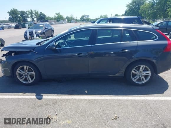 ✅ 2015 Volvo V60 T5 Drive-E Premier • VIN: YV140MEB7F1207484 • Lot: 42545850. Wystawiony na IAAI z przebiegiem 143 150 mil. Bezpłatny archiwum sprzedaży aukcyjnych z USA i szczegółowy raport historii pojazdu na DreamBid. Zdjęcie 14.