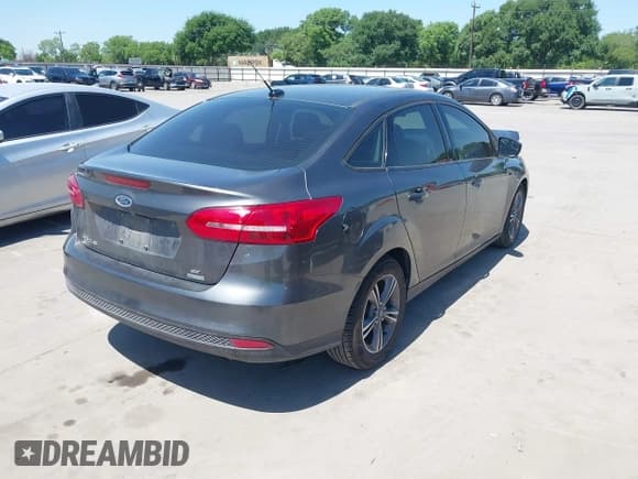 ✅ 2018 Ford Focus SE • VIN: 1FADP3FE3JL204220 • Lot: 41972960. Wystawiony na IAAI z przebiegiem 62 682 mil. Bezpłatny archiwum sprzedaży aukcyjnych z USA i szczegółowy raport historii pojazdu na DreamBid. Zdjęcie 4.