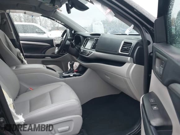 ✅ 2019 Toyota Highlander XLE • VIN: 5TDJZRFH8KS570047 • Lot: 43762437. Wystawiony na IAAI z przebiegiem 54 588 mil. Bezpłatny archiwum sprzedaży aukcyjnych z USA i szczegółowy raport historii pojazdu na DreamBid. Zdjęcie 5.