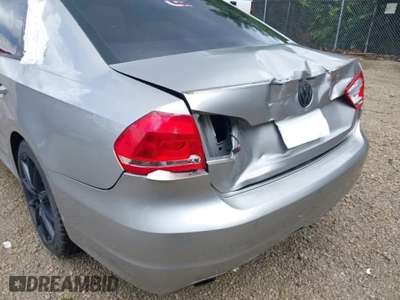 ✅ 2012 Volkswagen Passat SE • VIN: 1VWBP7A38CC104743 • Лот: 42611885. Опубликован ранее на IAAI с пробегом 186 485 миль. Бесплатный доступ к архиву аукционных продаж из США и подробный отчёт об истории автомобиля на DreamBid. Изображение 18.