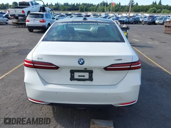 ✅ 2024 BMW i5 eDrive40 • VIN: WBY33FK07RCR27379 • Lot: 42882394. Wystawiony na IAAI z przebiegiem Nie podano. Bezpłatny archiwum sprzedaży aukcyjnych z USA i szczegółowy raport historii pojazdu na DreamBid. Zdjęcie 16.