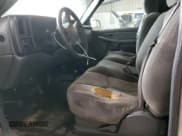 ✅ 2005 Chevrolet Silverado 2500HD Work Truck • VIN: 1GCHK24U65E335229 • Lot: 69872675. Wystawiony na Copart z przebiegiem 141 227 mil. Bezpłatny archiwum sprzedaży aukcyjnych z USA i szczegółowy raport historii pojazdu na DreamBid. Zdjęcie 7.