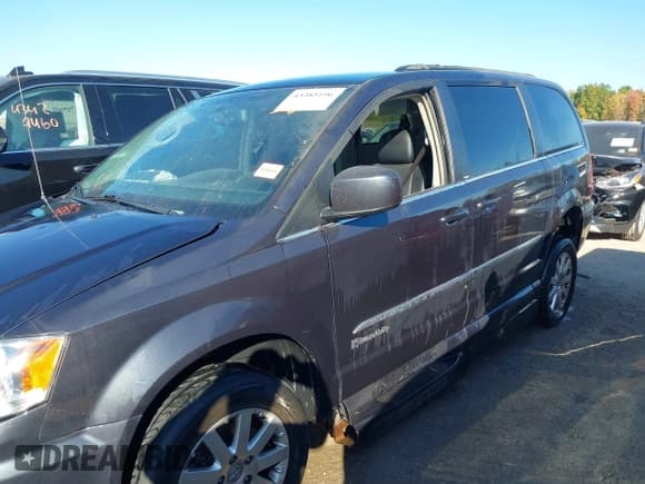 ✅ 2014 Chrysler Town & Country • VIN: 2C7WC1BG2ER221634 • Lot: 43385196. Listed on IAAI with 38,299 mi. Free auction sales archive from the USA and detailed vehicle history report at DreamBid. Image 13.