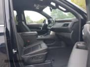 ✅ 2022 Chevrolet Suburban Premier • VIN: 1GNSKFKD4NR340736 • Lot: 40483126. Wystawiony na IAAI z przebiegiem 29 240 mil. Bezpłatny archiwum sprzedaży aukcyjnych z USA i szczegółowy raport historii pojazdu na DreamBid. Zdjęcie 5.