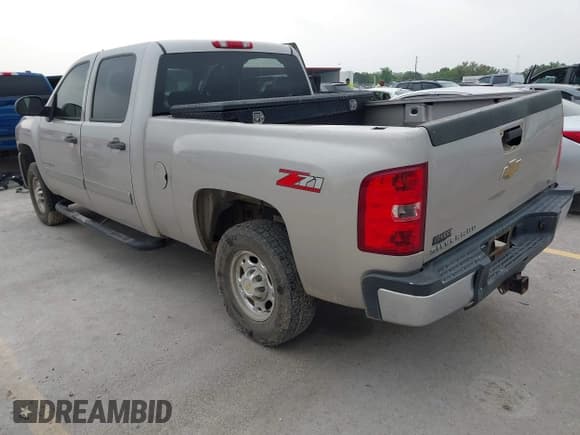 ✅ 2007 Chevrolet Silverado 2500HD 1LT • VIN: 1GCHC23K67F523209 • Lot: 41925957. Wystawiony na IAAI z przebiegiem 250 138 mil. Bezpłatny archiwum sprzedaży aukcyjnych z USA i szczegółowy raport historii pojazdu na DreamBid. Zdjęcie 3.