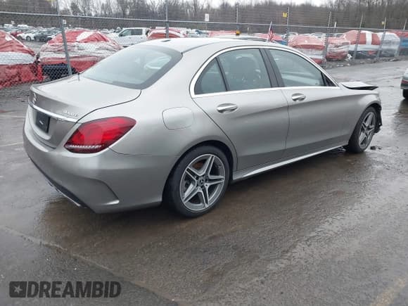 ✅ 2019 Mercedes-Benz C 300 • VIN: 55SWF8EBXKU318356 • Lot: 38609115. Wystawiony na IAAI z przebiegiem 47 860 mil. Bezpłatny archiwum sprzedaży aukcyjnych z USA i szczegółowy raport historii pojazdu na DreamBid. Zdjęcie 4.