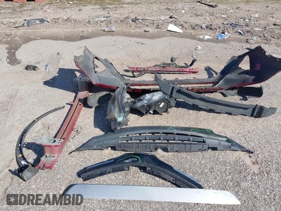 ✅ 2018 Toyota RAV4 XLE • VIN: 2T3WFREV8JW493988 • Lot: 43527256. Listed on IAAI with 104,333 mi. Free auction sales archive from the USA and detailed vehicle history report at DreamBid. Image 12.