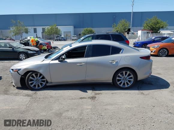 ✅ 2025 Mazda 3 S Preferred • VIN: JM1BPACM8S1777631 • Lot: 43062733. Wystawiony na IAAI z przebiegiem 7 507 mil. Bezpłatny archiwum sprzedaży aukcyjnych z USA i szczegółowy raport historii pojazdu na DreamBid. Zdjęcie 15.