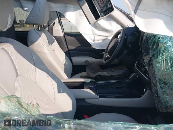 ✅ 2024 Toyota Highlander XLE • VIN: 5TDAAAB57RS011703 • Lot: 43160892. Listed on IAAI with Not provided. Free auction sales archive from the USA and detailed vehicle history report at DreamBid. Image 5.