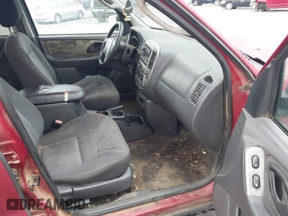 ✅ 2004 Ford Escape XLT • VIN: 1FMYU03164KA30296 • Lot: 42423140. Listed on IAAI with 227,461 mi. Free auction sales archive from the USA and detailed vehicle history report at DreamBid. Image 5.