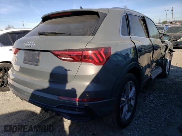 ✅ 2022 Audi Q3 S line Premium • VIN: WA1DECF37N1108973 • Lot: 40687123. Wystawiony na Copart z przebiegiem 5 573 mil. Bezpłatny archiwum sprzedaży aukcyjnych z USA i szczegółowy raport historii pojazdu na DreamBid. Zdjęcie 3.