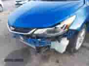 2018 Chevrolet Cruze LT z VIN 1G1BE5SM7J7207283, wystawiony jako IAAI lot #43382561 z przebiegiem 87 128 mil mil oraz . Historia ofert i sprzedaży dostępna na DreamBid. Obrazek 6.