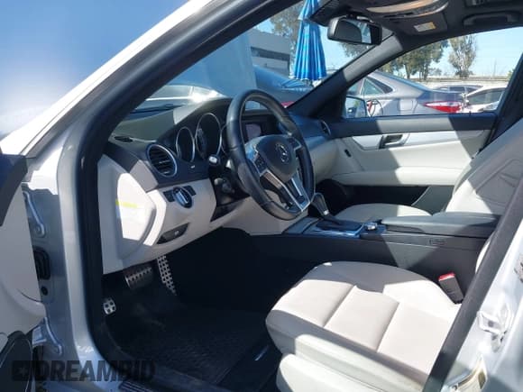 ✅ 2014 Mercedes-Benz C 250 Sport • VIN: WDDGF4HB4ER305973 • Lot: 41781503. Wystawiony na IAAI z przebiegiem 98 542 mil. Bezpłatny archiwum sprzedaży aukcyjnych z USA i szczegółowy raport historii pojazdu na DreamBid. Zdjęcie 5.