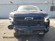 ✅ 2022 Chevrolet Silverado 1500 LT Trail Boss • VIN: 3GCUDFEDXNG567226 • Lot: 84736725. Wystawiony na Copart z przebiegiem 42 540 mil. Bezpłatny archiwum sprzedaży aukcyjnych z USA i szczegółowy raport historii pojazdu na DreamBid. Zdjęcie 5.