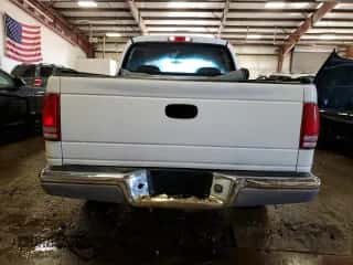 2004 Dodge Dakota SLT z VIN 1D7HG48N14S609085, wystawiony jako Copart lot #68557614 z przebiegiem Nie podano mil oraz Czysty tytuł • Clean title. Historia ofert i sprzedaży dostępna na DreamBid. Obrazek 6.