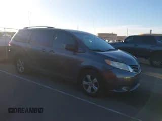 ✅ 2012 Toyota Sienna LE • VIN: 5TDKK3DC8CS240083 • Lot: 43556901. Wystawiony na IAAI z przebiegiem 169 377 mil. Bezpłatny archiwum sprzedaży aukcyjnych z USA i szczegółowy raport historii pojazdu na DreamBid. Zdjęcie 1.