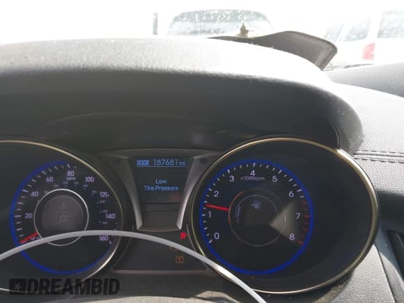 ✅ 2013 Hyundai Genesis Coupe 2.0T • VIN: KMHHT6KD7DU086799 • Lot: 42739418. Wystawiony na IAAI z przebiegiem 187 681 mil. Bezpłatny archiwum sprzedaży aukcyjnych z USA i szczegółowy raport historii pojazdu na DreamBid. Zdjęcie 7.