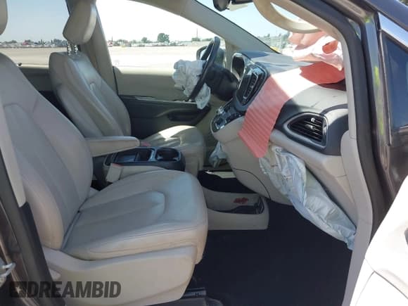 ✅ 2018 Chrysler Pacifica Hybrid Touring L • VIN: 2C4RC1L71JR129532 • Lot: 42064129. Listed on IAAI with 129,665 mi. Free auction sales archive from the USA and detailed vehicle history report at DreamBid. Image 5.