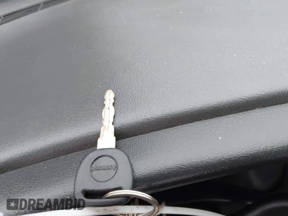 2004 Chevrolet Silverado 1500 Work Truck z VIN 1GCEC14X44Z335614, wystawiony jako IAAI lot #41428046 z przebiegiem 201 735 mil mil oraz . Historia ofert i sprzedaży dostępna na DreamBid. Obrazek 11.