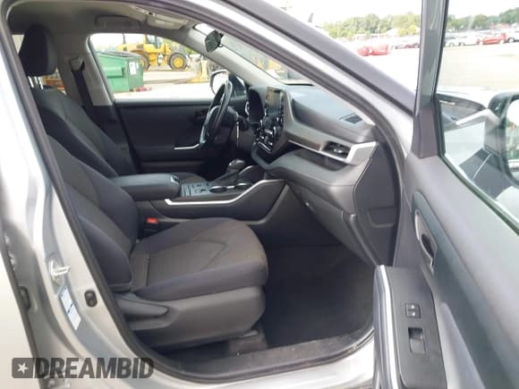 ✅ 2020 Toyota Highlander LE • VIN: 5TDBZRBH8LS511947 • Lot: 43113104. Listed on IAAI with 64,294 mi. Free auction sales archive from the USA and detailed vehicle history report at DreamBid. Image 5.